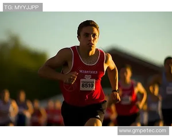 球星足球场上飞驰如风瞬间急速冲刺展现超凡速度与力量