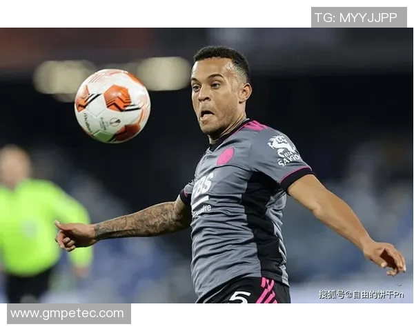 模仿足球球星奔跑姿态体验速度与激情的训练探索